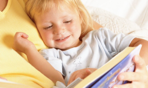 2歳児へ絵本を読み聞かせるコツ